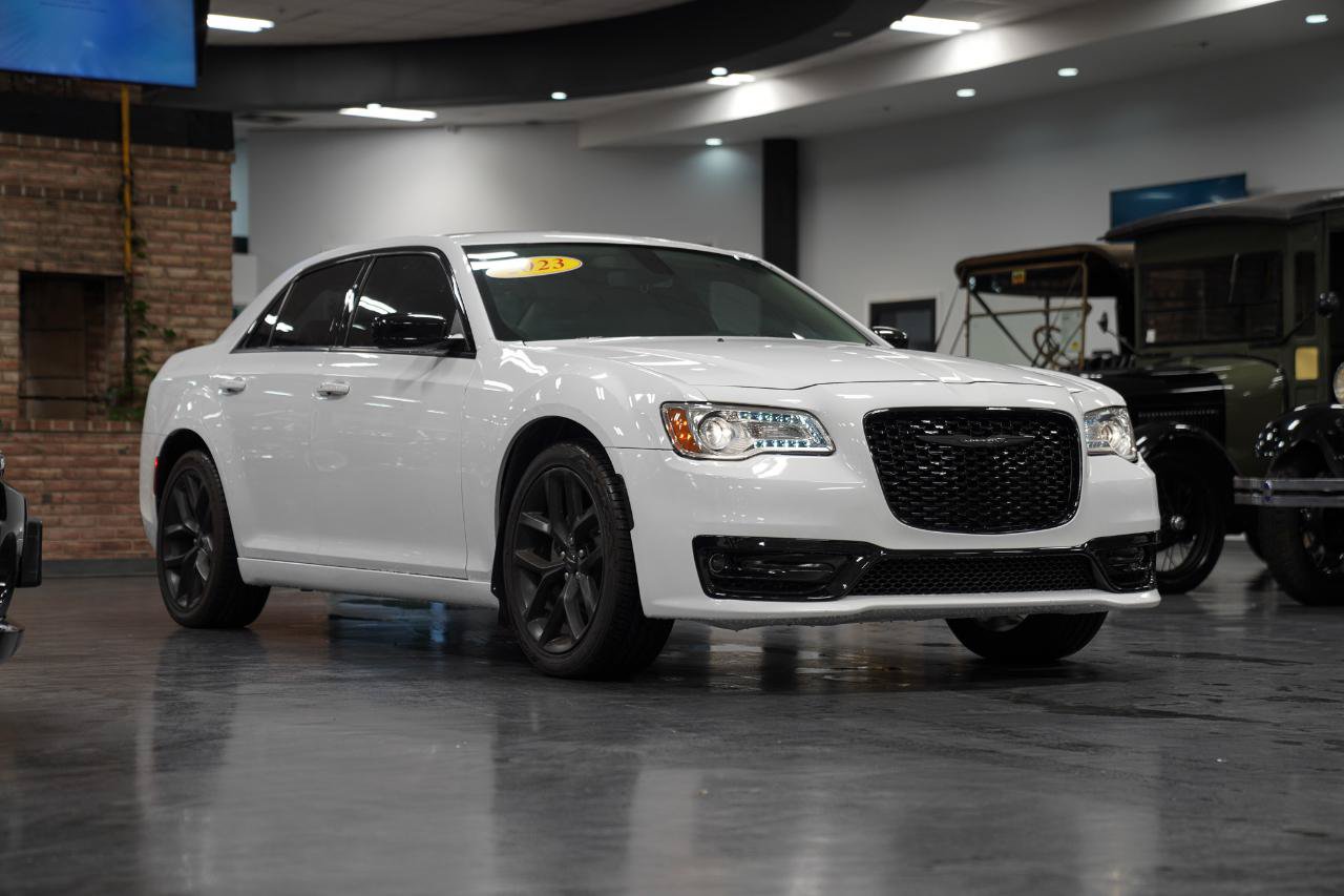 Used 2023 Chrysler 300 Touring w/ Sport Appearance Package RWD image 5