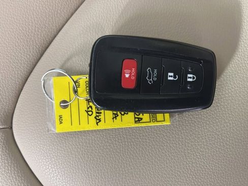 Certified 2023 Toyota Highlander XLE image 17