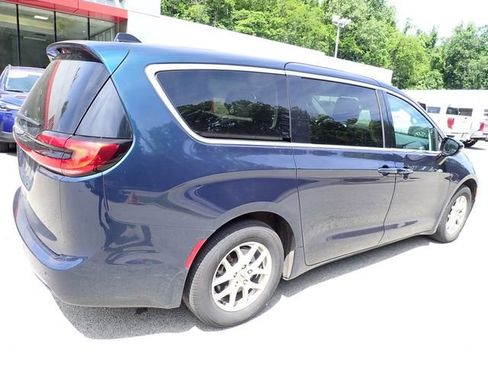 Used 2024 Chrysler Pacifica Touring-L FWD image 3