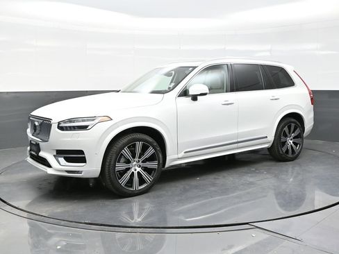 Used 2023 Volvo XC90 B6 Ultimate w/ Lounge Package image 3