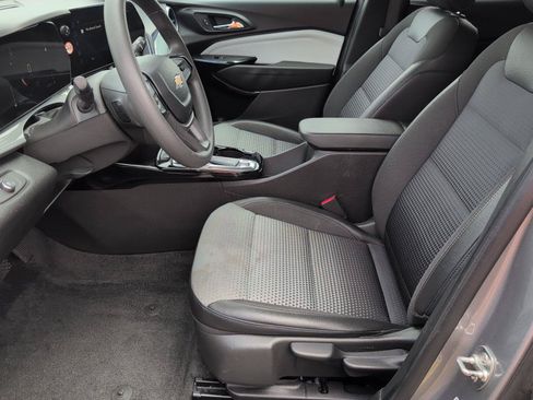 Used 2025 Chevrolet Trax LT FWD image 13