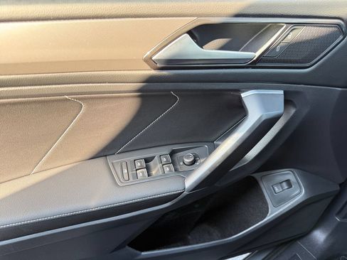 Used 2023 Volkswagen Tiguan SE w/ Panoramic Sunroof Package FWD image 11