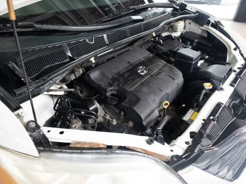 Used 2013 Toyota Sienna L image 32