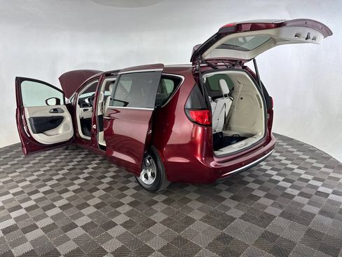 Used 2018 Chrysler Pacifica Touring Plus FWD image 15