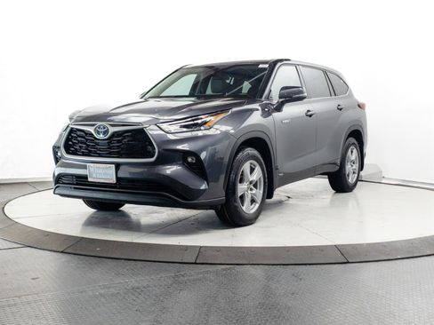 Used 2021 Toyota Highlander LE image 3