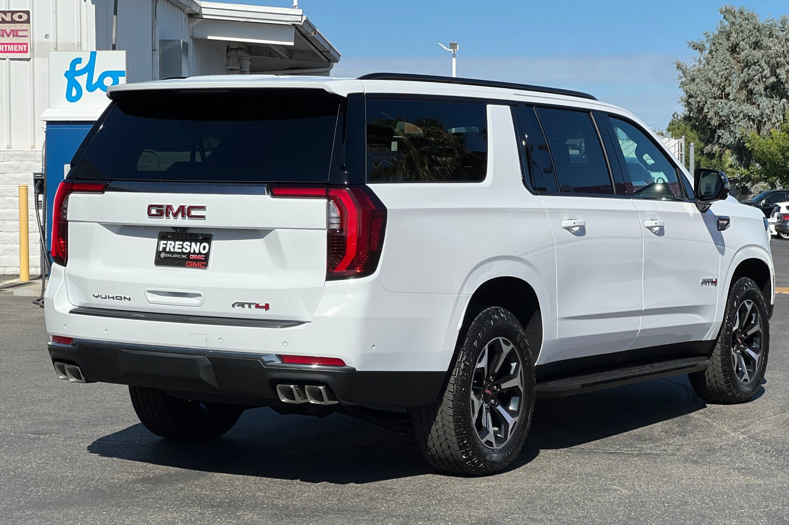 New 2026 GMC Yukon XL AT4 AWD/4WD image 4