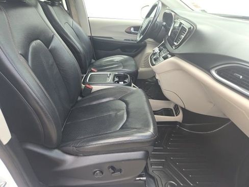 Used 2018 Chrysler Pacifica Touring-L Plus w/ Tire & Wheel Group image 17