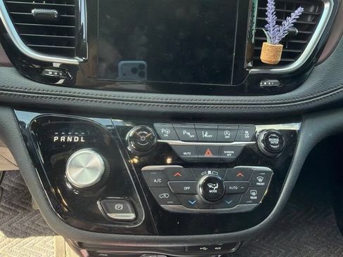 Used 2020 Chrysler Pacifica Limited FWD image 15