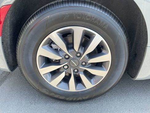 Used 2022 Chrysler Pacifica Touring-L w/ Uconnect Theater Family Group image 10