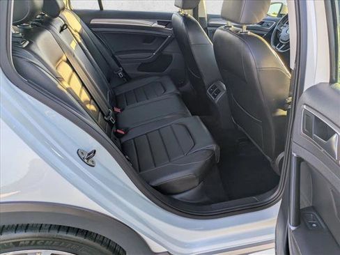 Used 2017 Volkswagen Golf SE image 21