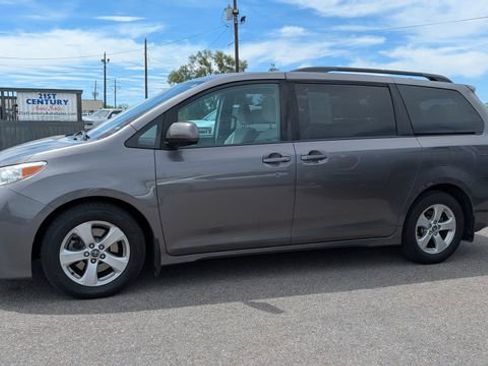 Used 2018 Toyota Sienna LE FWD image 1