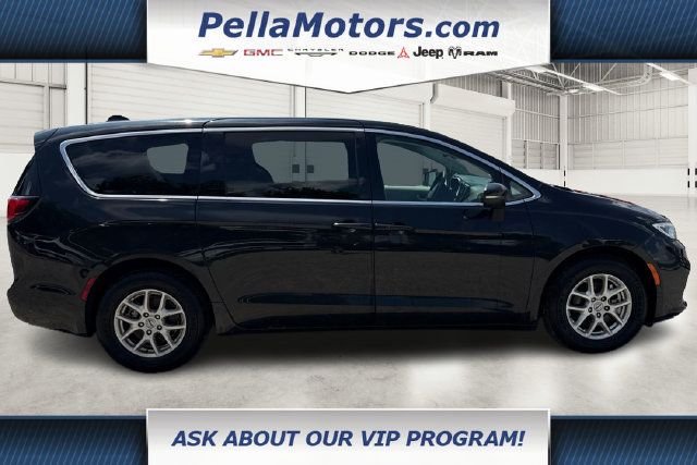 Used 2023 Chrysler Pacifica Touring-L FWD image 2
