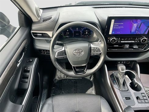 Used 2023 Toyota Highlander Limited image 24