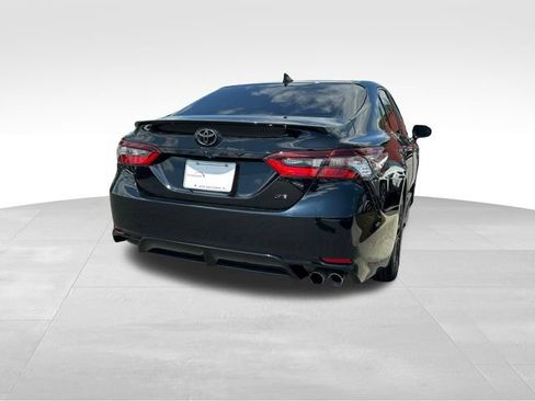 Used 2021 Toyota Camry SE w/ Convenience Package FWD image 5