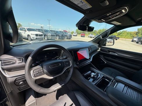 Used 2024 Jeep Wagoneer Series III AWD/4WD image 13