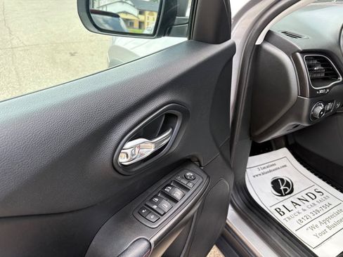 Used 2019 Jeep Cherokee Trailhawk w/ Comfort/Convenience Group AWD/4WD image 9