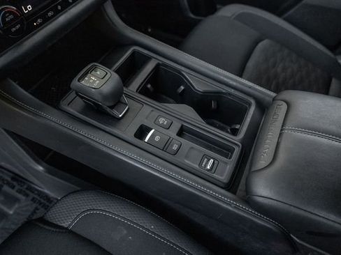 Used 2024 Nissan Pathfinder S image 10