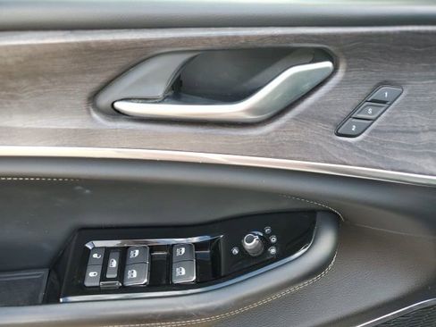 Used 2022 Jeep Grand Cherokee Overland AWD/4WD image 12