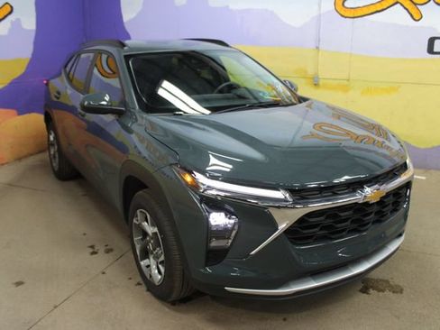 Used 2025 Chevrolet Trax LT FWD image 2
