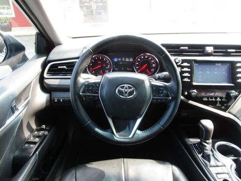 Used 2018 Toyota Camry XSE image 10