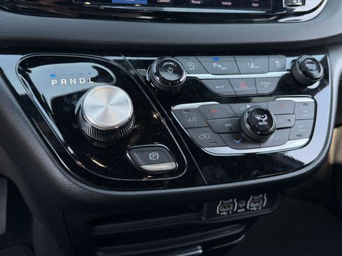 Used 2025 Chrysler Pacifica Select image 13