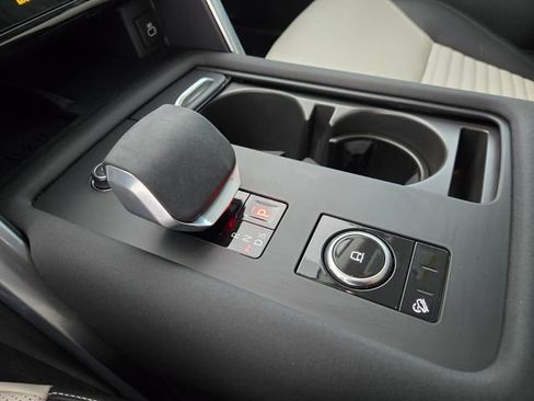 Used 2025 Land Rover Discovery Dynamic SE AWD/4WD image 24