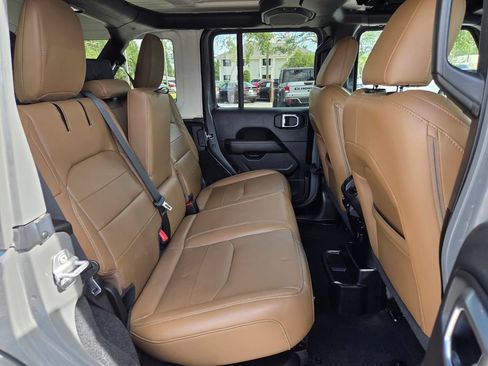 Used 2021 Jeep Wrangler Unlimited Sahara w/ Cold Weather Group AWD/4WD image 18
