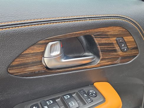 Used 2023 Chrysler Pacifica Pinnacle FWD image 20