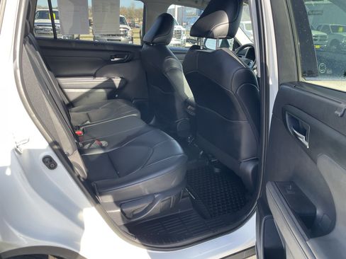 Used 2021 Toyota Highlander XLE image 30