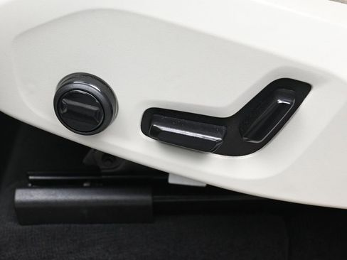 Used 2024 Volvo XC60 B5 Plus w/ Protection Package Premier image 10