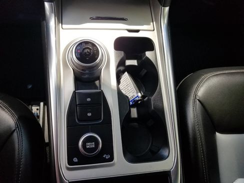 Used 2022 Ford Explorer XLT w/ Equipment Group 202A AWD/4WD image 26