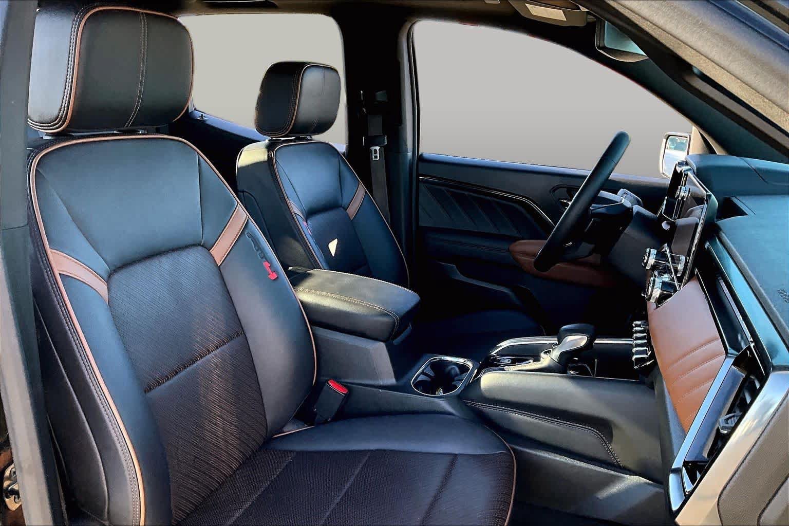 Used 2024 GMC Canyon AT4 w/ AT4 Premium Package AWD/4WD image 8