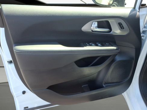 Used 2025 Chrysler Pacifica Select FWD image 8