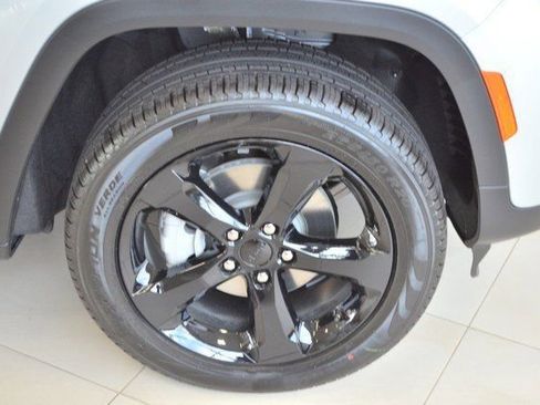 New 2025 Jeep Grand Cherokee Limited w/ Black Appearance Package image 10