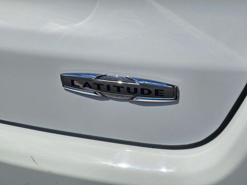 Used 2024 Jeep Compass Latitude AWD/4WD image 10