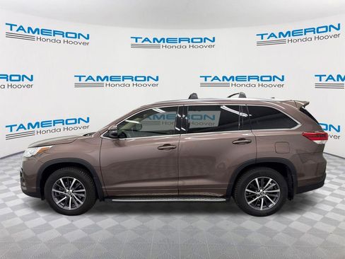 Used 2017 Toyota Highlander XLE image 2