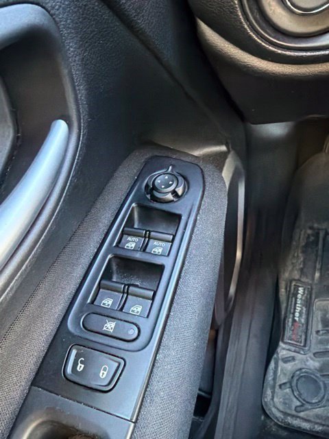 Used 2021 Jeep Renegade Latitude AWD/4WD image 19