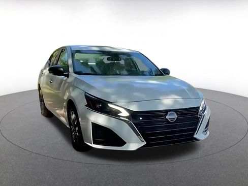 Used 2025 Nissan Altima 2.5 SV FWD image 2