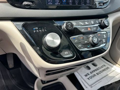 Used 2019 Chrysler Pacifica Touring-L Plus w/ Advanced Safetytec Group FWD image 25