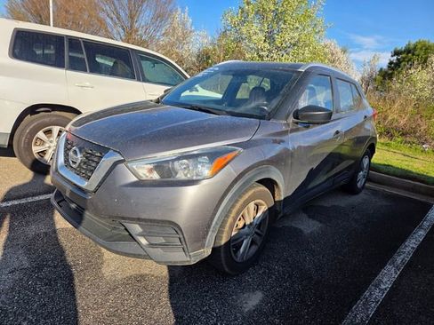 Used 2018 Nissan Kicks S image 3