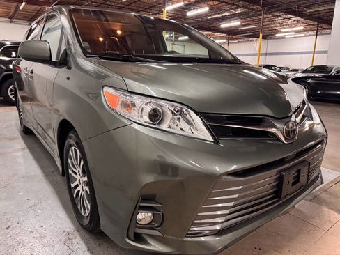 Used 2020 Toyota Sienna XLE 8 Passenger 4dr Mini Van image 5