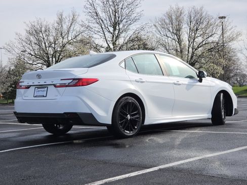 Used 2025 Toyota Camry SE image 18