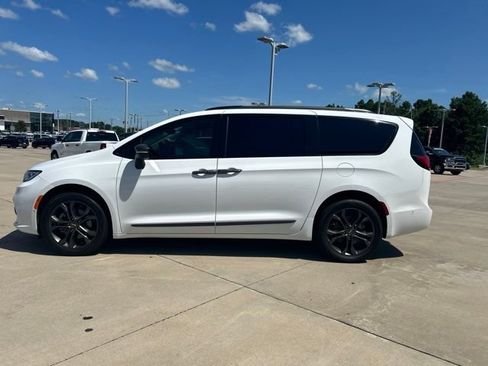 Used 2023 Chrysler Pacifica Touring-L w/ Road Tripper Package AWD/4WD image 7