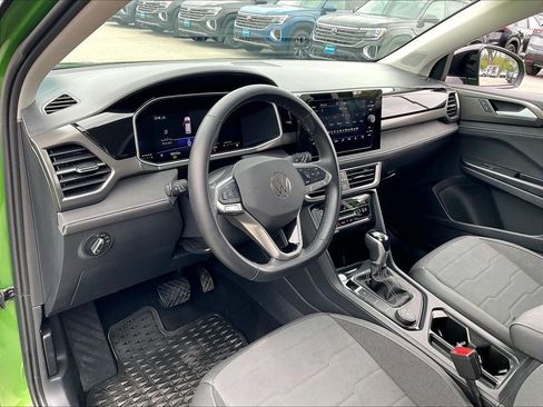 Used 2025 Volkswagen Taos SE AWD/4WD image 8