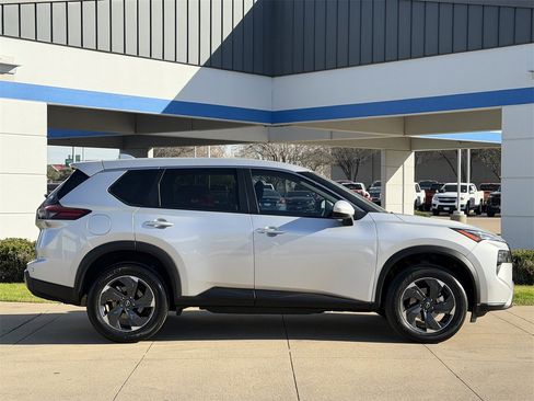 Used 2025 Nissan Rogue SV image 3