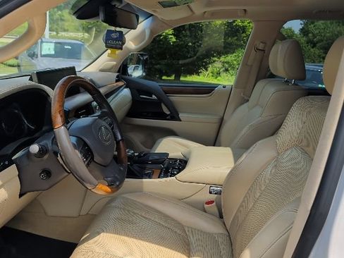 Used 2021 Lexus LX 570 4WD w/ Luxury Package image 15