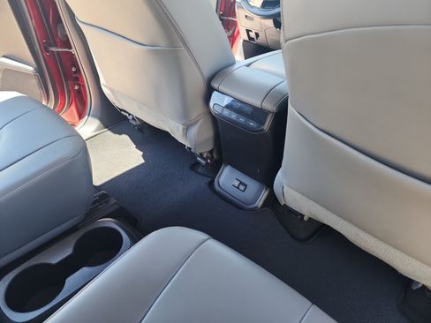 Used 2023 Toyota Highlander XLE FWD image 32