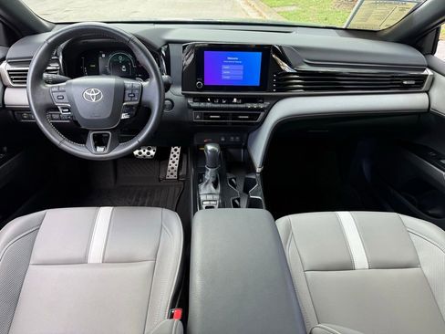 Used 2025 Toyota Camry SE FWD image 11