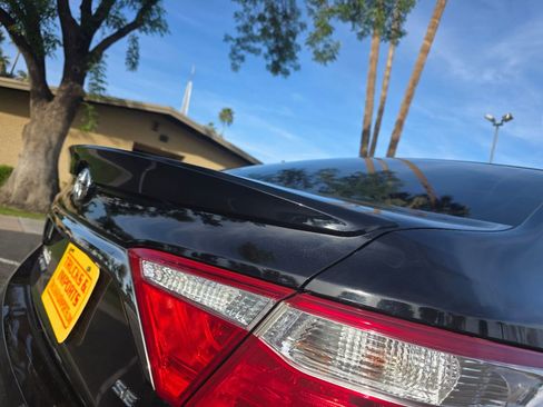 Used 2017 Toyota Camry SE w/ Moonroof Package image 14