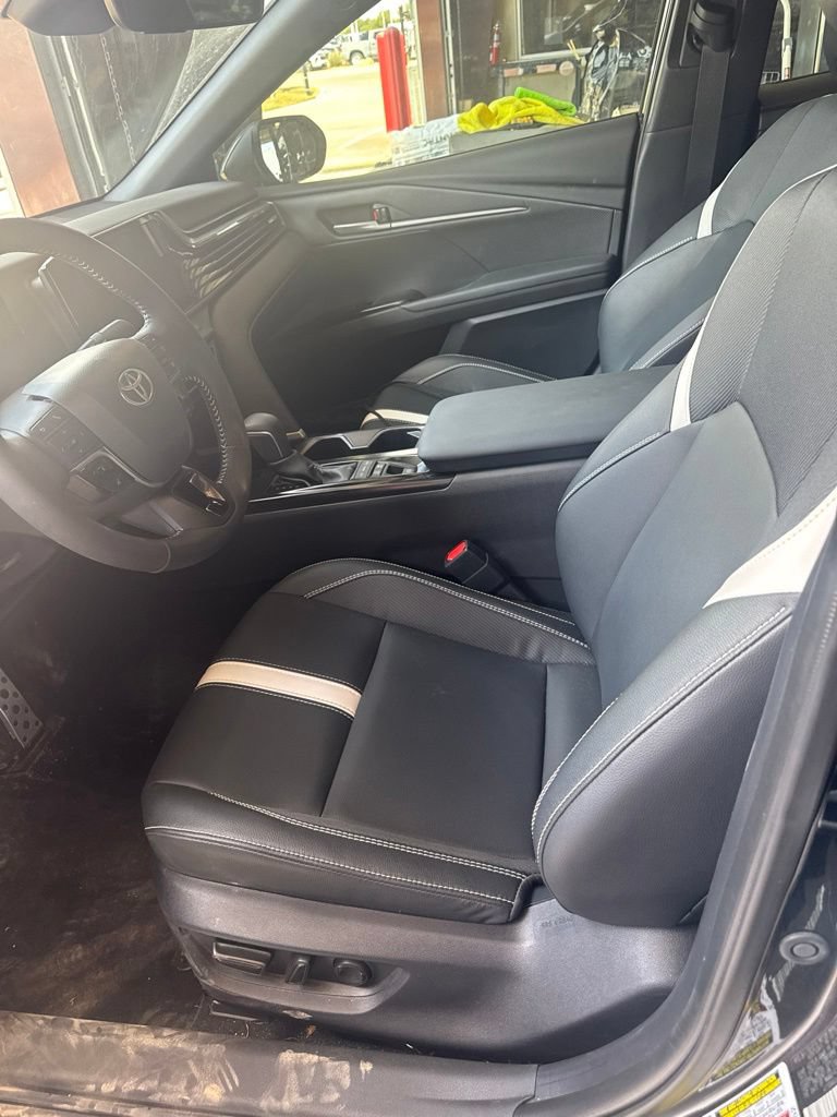 Used 2026 Toyota Camry SE w/ Convenience Package FWD image 4